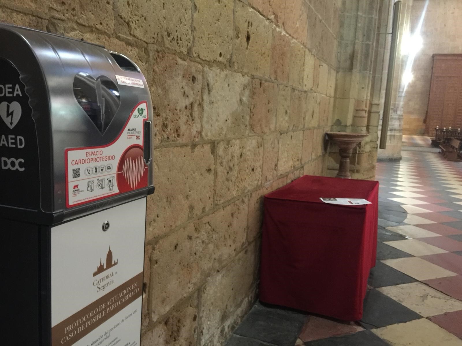 Desfibriladores en la Catedral de Segovia