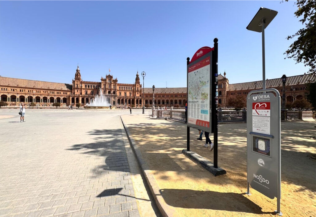 Tótem cardioprotegido con desfibrilador DOC instalado por Almas Industries en la Plaza de España de Sevilla