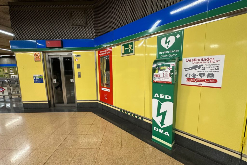 Desfibrilador en metro