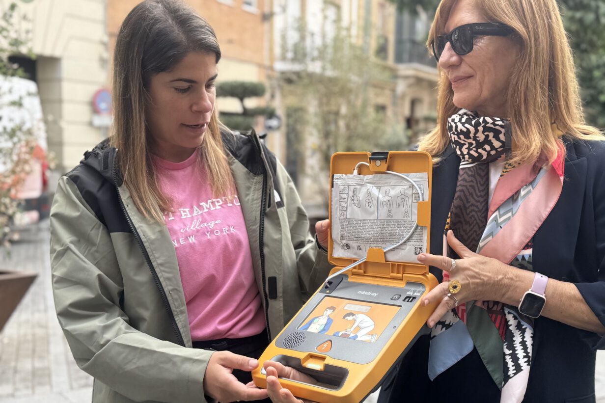 tótem con desfibrilador Mindray en Huelva