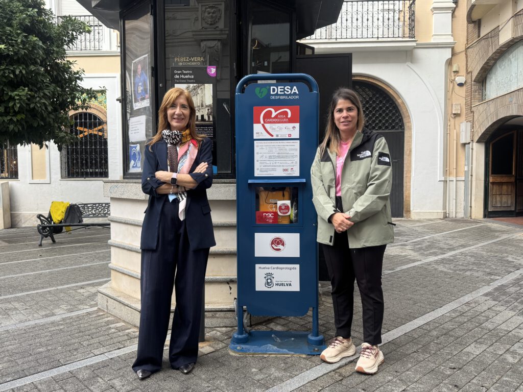 acto de presentación del tótem cardioprotegido en Huelva
