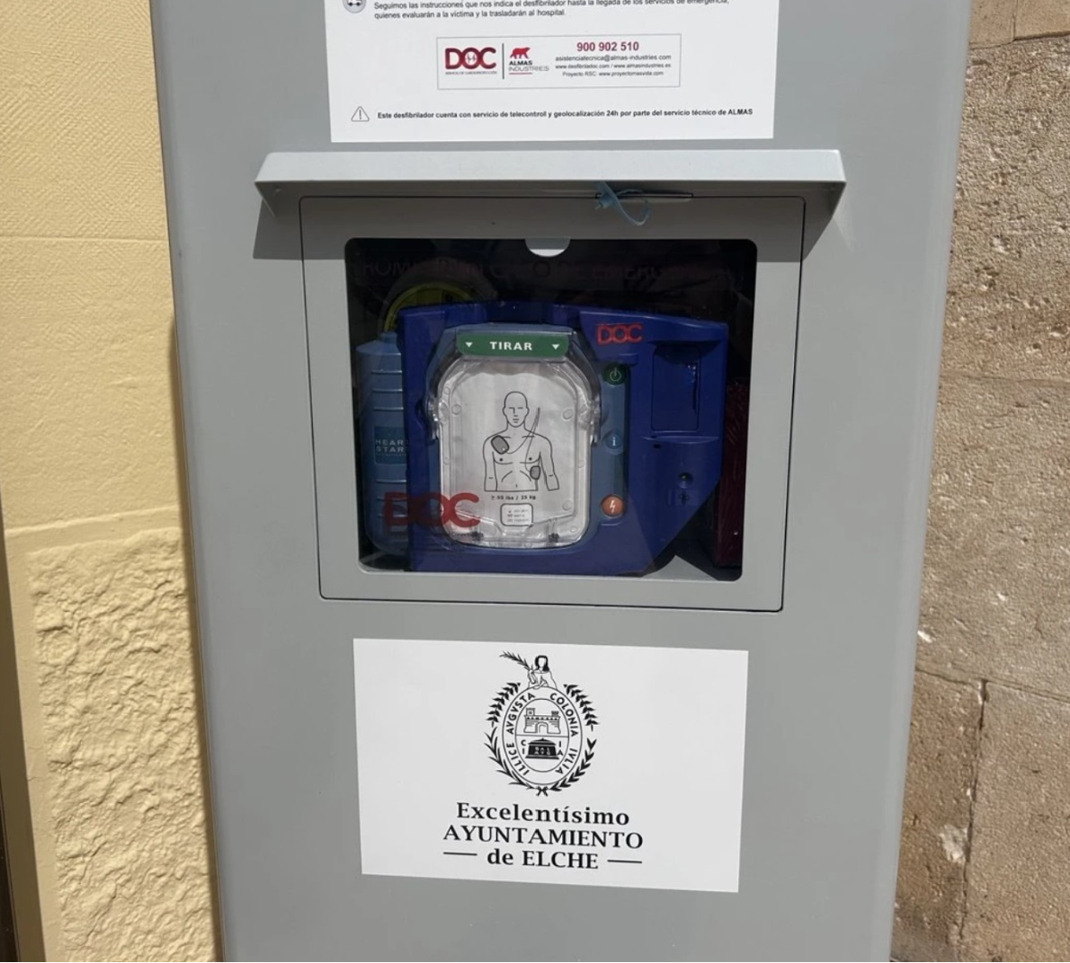 Desfibrilador con tótem solar instalado en espacio público de Elche