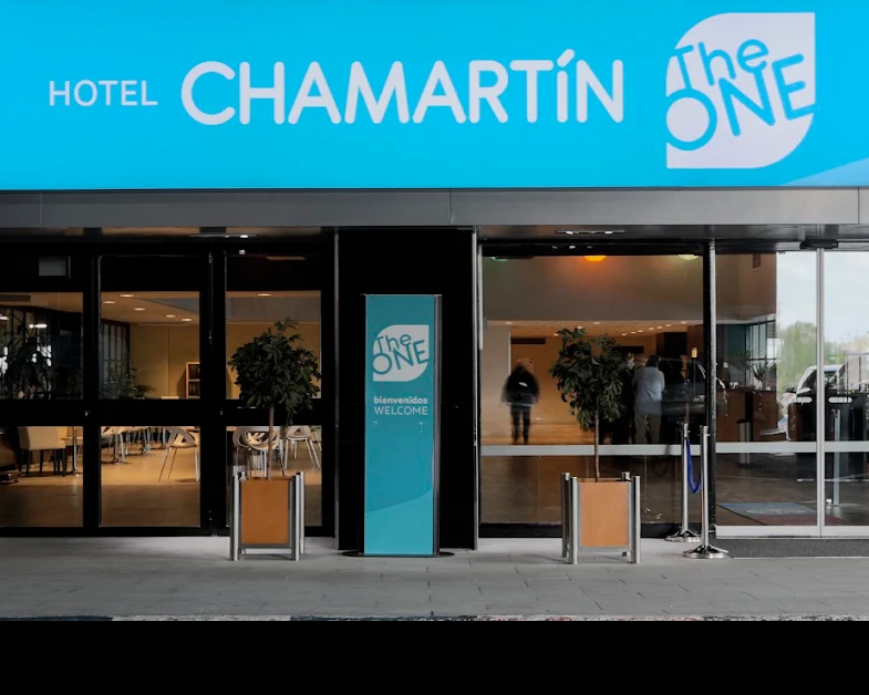 Viandante atendido tras sufrir una parada cardiaca en la estación de Chamartín, salvado gracias al desfibrilador del Hotel Chamartín The One y la actuación rápida antes de la llegada del SAMUR