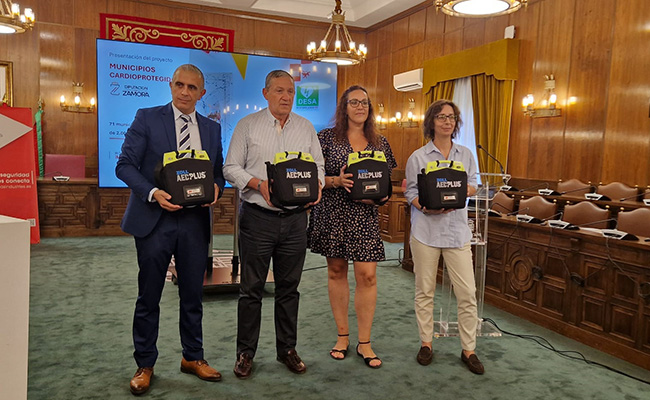 Representantes Diputación Zamora y Almas Industries con desfibriladores DESA proyecto rural cardioprotegido