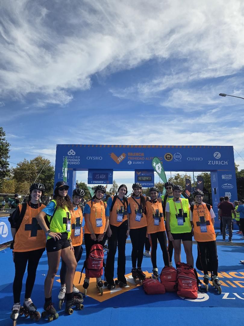 Patinadores reanimadores con casco y chaleco preparados en la meta del Medio Maratón Valencia