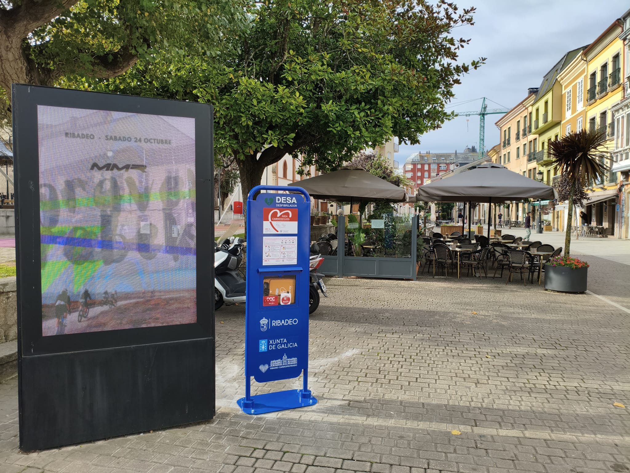 Tótem con desfibrilador instalado en Ribadeo