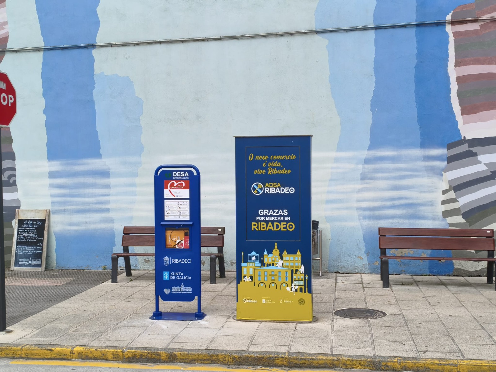 Tótem con desfibrilador de uso público en una calle de Ribadeo